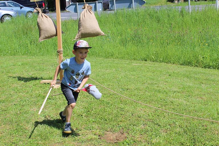 Auf der 'Spielwiese' konnte nach Herzenslust beim Sackhüpfen, Quintana-Stechen, Stelzenlauf oder auch beim Bogen- und Armbrustschießen herumgetollt werden. Auf der 'Spielwiese' konnte nach Herzenslust beim Sackhüpfen, Quintana-Stechen, Stelzenlauf oder auch beim Bogen- und Armbrustschießen herumgetollt werden.