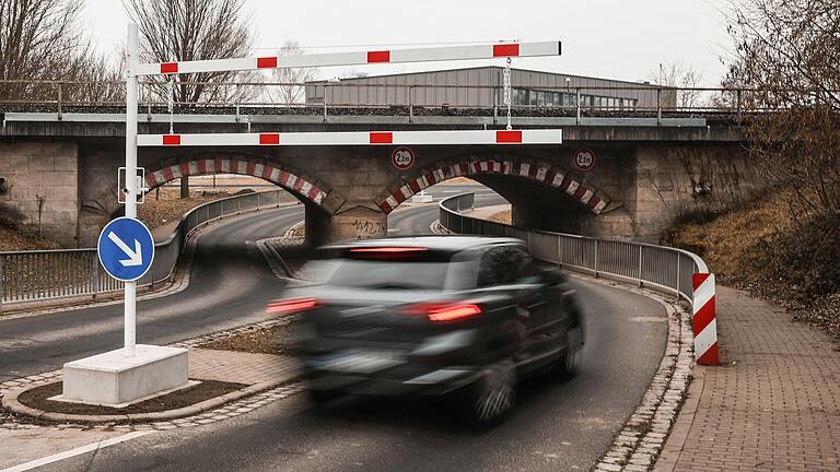 Zu oft sind in den letzten Jahren Autos und Kleintransporter in der Bahnunterführung beim TV Haßfurt steckengeblieben. Deshalb hat die Stadt jetzt Höhenbegrenzer aufgestellt. Zu oft sind in den letzten Jahren Autos und Kleintransporter in der Bahnunterführung beim TV Haßfurt steckengeblieben. Deshalb hat die Stadt jetzt Höhenbegrenzer aufgestellt.