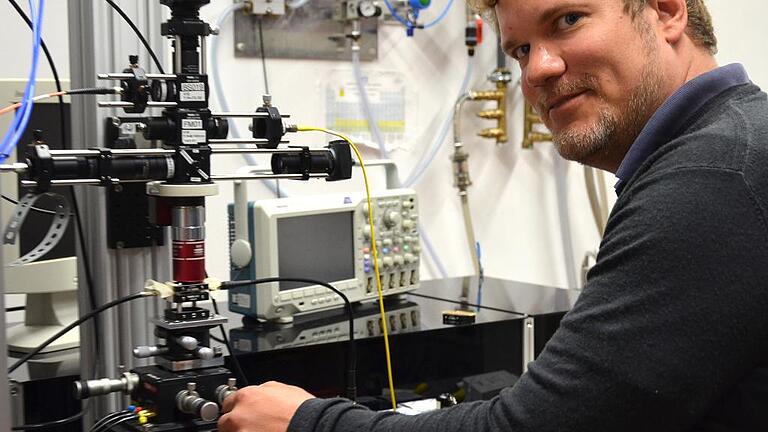 Physiker Dr. Hannes Kraus am Mikroskop im Magnetresonanz-Labor der Uni Würzburg. UNI WÜRZBURG Physiker Dr. Hannes Kraus am Mikroskop im Magnetresonanz-Labor der Uni Würzburg. UNI WÜRZBURG