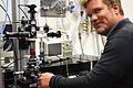 Physiker Dr. Hannes Kraus am Mikroskop im Magnetresonanz-Labor der Uni Würzburg. UNI WÜRZBURG