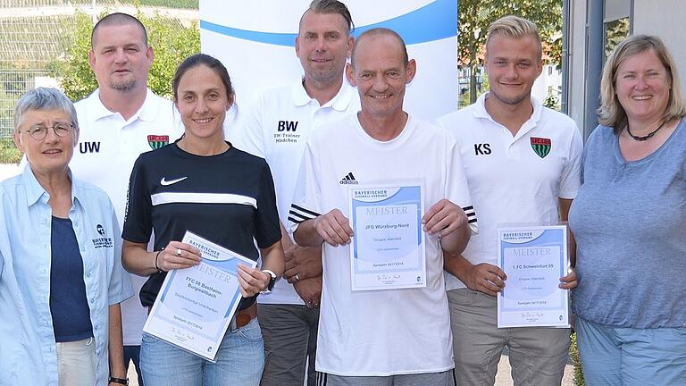 Die strahlenden Vereinsvertreter, umrahmt von der BFMA-Vorsitzenden Helga Schmitt (links) und der VFMA-Vorsitzenden Sabine Bucher (rechts). Für den FFC Bastheim-Burgwallbach nahm Manuela Gans (Dritte von links) die Urkunde entgegen. Die strahlenden Vereinsvertreter, umrahmt von der BFMA-Vorsitzenden Helga Schmitt (links) und der VFMA-Vorsitzenden Sabine Bucher (rechts). Für den FFC Bastheim-Burgwallbach nahm Manuela Gans (Dritte von links) die Urkunde entgegen.