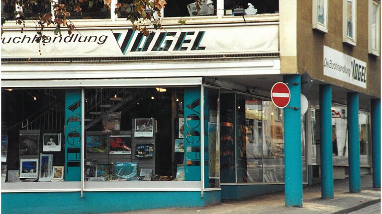 Das 'Stammhaus' der Buchhandlung Vogel war in der hohen Brückengasse. 2001 zog man an den nahen Roßmarkt. Rückblickend eine richtige Entscheidung, denn dort ist die Buchhandlung genau im Herzen Stadt. Das 'Stammhaus' der Buchhandlung Vogel war in der hohen Brückengasse. 2001 zog man an den nahen Roßmarkt. Rückblickend eine richtige Entscheidung, denn dort ist die Buchhandlung genau im Herzen Stadt. 