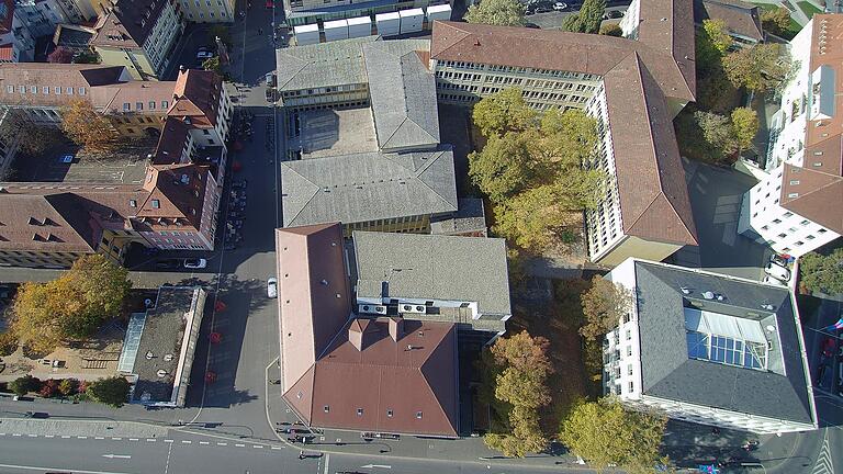 Das Areal der Mozart-Schule von oben. Ihre Sanierung und Umbau stehen auf der Liste der Investitionsprojekte, die in den kommenden Jahren finanziert werden müssen. Das Areal der Mozart-Schule von oben. Ihre Sanierung und Umbau stehen auf der Liste der Investitionsprojekte, die in den kommenden Jahren finanziert werden müssen.