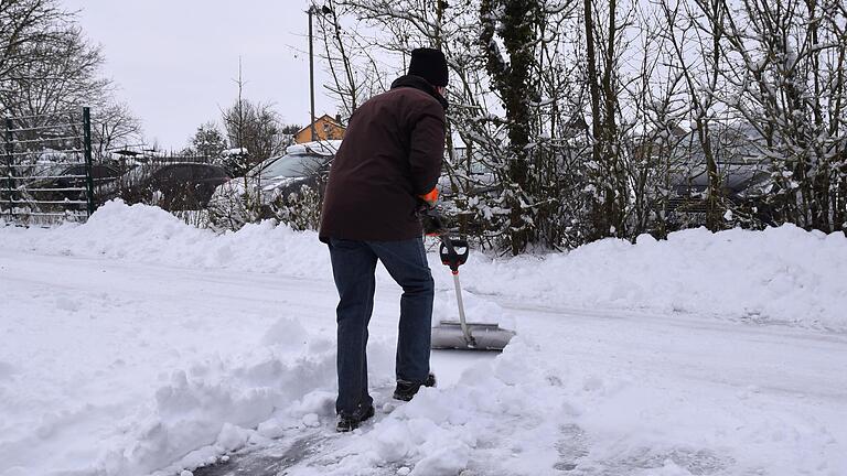Die Schneeschaufel ist das gefragteste Gerät, auch in Euerbach. Die Schneeschaufel ist das gefragteste Gerät, auch in Euerbach.