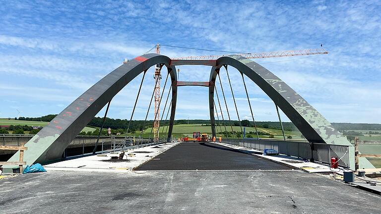 Über die neue Brücke über den Main bei Horhausen soll ab 1. Juli der Verkehr fließen. Über die neue Brücke über den Main bei Horhausen soll ab 1. Juli der Verkehr fließen.