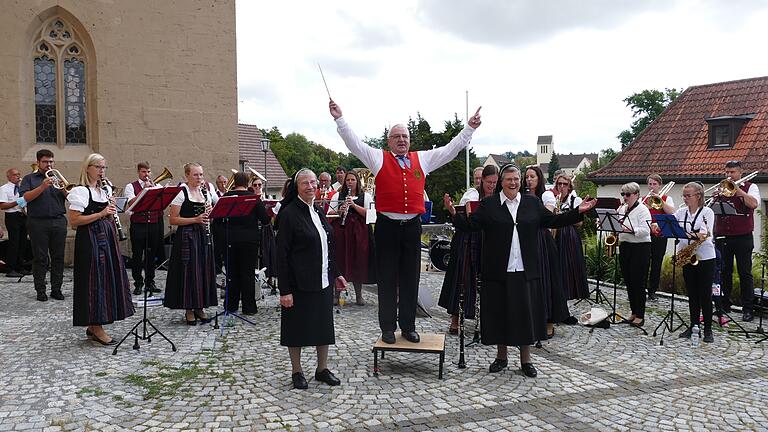 Eigens für die beiden Streitel-Schwestern Meinrada Böhnlein und Eberharda Schramm spielten Musikanten aus Mellrichstadt, Eußenhausen und Frickenhausen unter dem Dirigat von Klaus Mültner. Die Ordensfrauen freuten sich sichtlich über das Ständchen. Eigens für die beiden Streitel-Schwestern Meinrada Böhnlein und Eberharda Schramm spielten Musikanten aus Mellrichstadt, Eußenhausen und Frickenhausen unter dem Dirigat von Klaus Mültner. Die Ordensfrauen freuten sich sichtlich über das Ständchen.