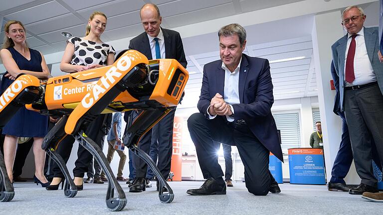 Im Juni kam Bayerns Ministerpräsident Markus Söder zur Eröffnung des Zentrums für Künstliche Intelligenz und Robotik an der FHWS nach Würzburg. Studierende und Lehrende zeigten verschiedene Projekte aus dem Institut.