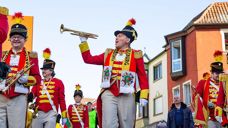 Beim Faschingszug in Heidingsfeld kamen vergangenes Jahr viele Narren und Faschingsbegeisterte bei bestem Wetter und angenehmen Temperaturen zusammen.