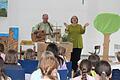 Gemeindereferent Bernd Müller und Pfarrerin Kirsten Müller-Oldenburg singen mit den Kindern beim Bibeltag.
