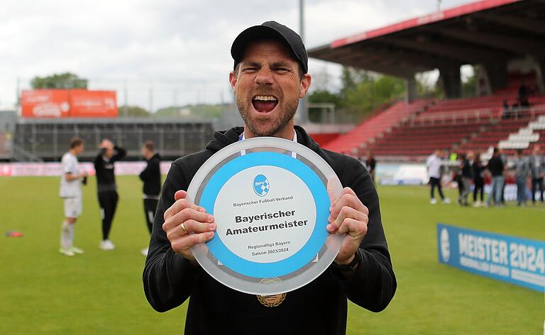 Jubel mit dem Meisterteller: Marco Wildersinn führte die Würzburger Kickers souverän auf Platz eins in der Regionalliga Bayern.