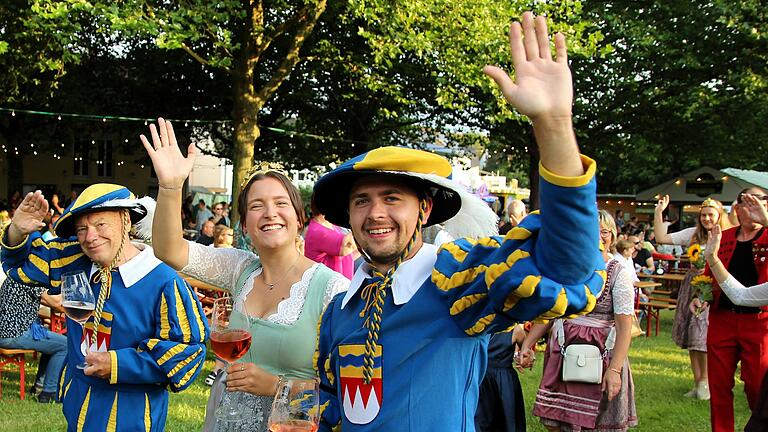 Beim Startschuss zum 53. Obervolkacher Weinfest jubelten Landsknecht Michael Staudt, Weinprinzessin Pauline Endres und Landsknecht Konstantin Kraus (von links) den erwartungsfrohen Besuchern zu.