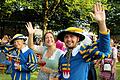 Beim Startschuss zum 53. Obervolkacher Weinfest jubelten Landsknecht Michael Staudt, Weinprinzessin Pauline Endres und Landsknecht Konstantin Kraus (von links) den erwartungsfrohen Besuchern zu.