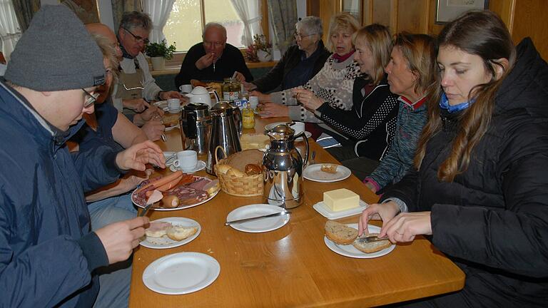 Nach getaner Arbeit wärmten sich die Lesehelferinnen und Lesehelfer mit Kaffee in der Probierstube auf und hatten eine Brotzeit verdient. Nach getaner Arbeit wärmten sich die Lesehelferinnen und Lesehelfer mit Kaffee in der Probierstube auf und hatten eine Brotzeit verdient.