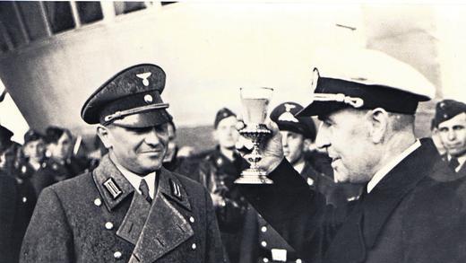 Kurze Zeremonie: Oberbürgermeister Theo Memmel (links) hat Kapitän Albert Sammt auf dem Rollfeld den Begrüßungstrunk überreicht.