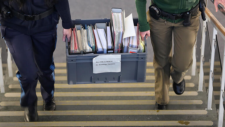 Prozess gegen Arzt wegen sexuellen Missbrauchs - Justizvollzugsbeamte tragen am 11.12.2017 im Landgericht in Ansbach (Bayern) Akten zu einem Prozess gegen einen Arzt wegen sexuellen Missbrauchs in den Sitzungssaal. Prozess gegen Arzt wegen sexuellen Missbrauchs - Justizvollzugsbeamte tragen am 11.12.2017 im Landgericht in Ansbach (Bayern) Akten zu einem Prozess gegen einen Arzt wegen sexuellen Missbrauchs in den Sitzungssaal.