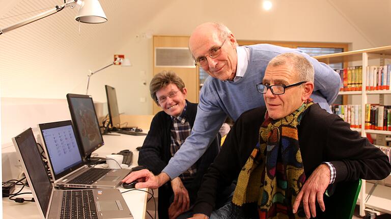 Betreuer Rainer Altdorf (Mitte) unterstützt die Gäste Gerhard Tributh (rechts) und Karl Heinz Schwerdhöfer (links).
