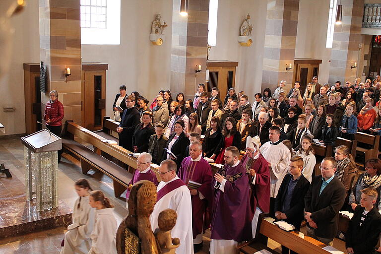 Festlicher Einzug in die Pfarrkirche Oberschwarzach mit Weihbischof Ulrich Boom.