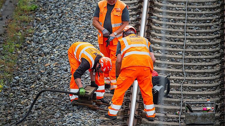 Neue Baustellen für die Bahn       -  Die Bahn ist schon fast eine Dauerbaustelle &ndash; nicht nur ihr Streckennetz muss erneuert werden, auch die Konzernstruktur ist fällig für den Umbau.