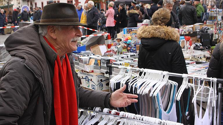 Günter Michel, wie man ihn von den Marktsonntagen kennt. 21 Jahre war er mit seinem Stand für Unterwäsche und Socken dabei. Beim Andreasmarkt verabschiedete sich der 81-jährige von vielen Stammkunden.