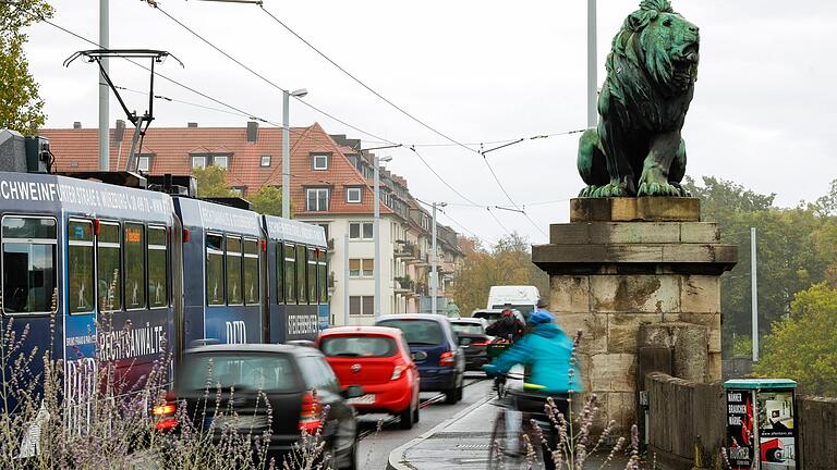 Viel Verkehr auf dichtem Raum: Alltag in der Würzburger Innenstadt.