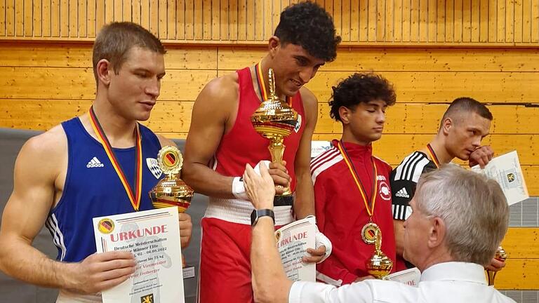 Mohammad Shadab bei der Siegerehrung nach dem Gewinn der Deutschen Meisterschaft im Mittelgewicht. Foto: Edgar Feuchter       -  Mohammad Shadab bei der Siegerehrung nach dem Gewinn der Deutschen Meisterschaft im Mittelgewicht. Foto: Edgar Feuchter