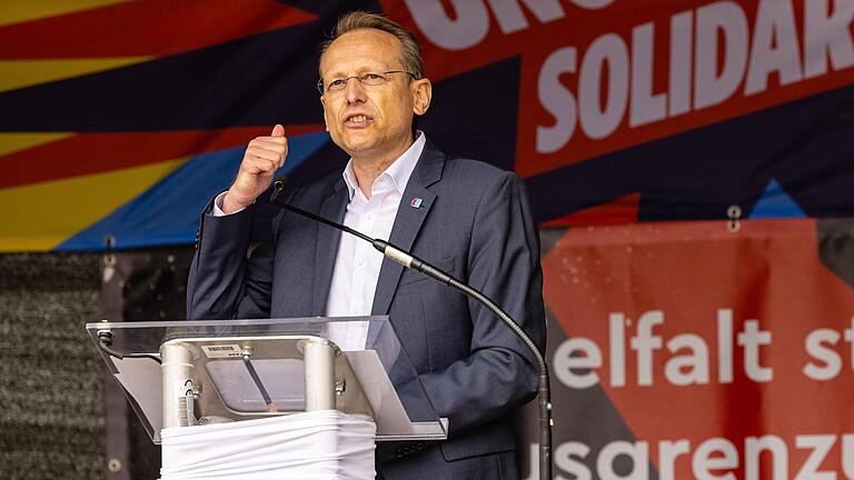 Der bayerische DGB-Vorsitzende Bernhard Stiedl hielt eine kämpferische Rede am 1. Mai auf dem Schweinfurter Marktplatz und forderte mehr Gerechtigkeit für Arbeitnehmer.