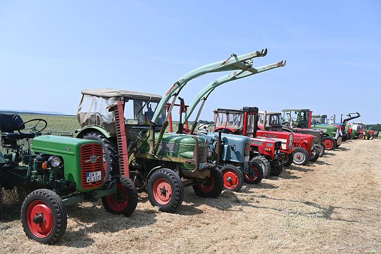 Soweit das Auge reicht, eine lange Schlepperreihe unterschiedlichster Hersteller und Baujahre beim dreizehnten Oldtimer-Schleppertreffen des Alt-Landkreises GEO in Wiebelsberg.&nbsp;