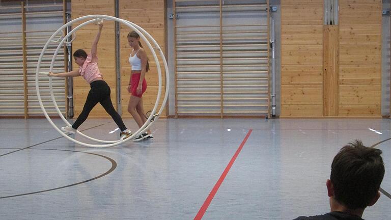 Rhönradturnen ist nicht ganz ungefährlich und auch nicht billig denn jede Sportlerin braucht eine oder zwei Club-Assistentinnen. - Rhönradturnen ist nicht ganz ungefährlich und auch nicht billig denn jede Sportlerin braucht eine oder zwei Club-Assistentinnen. Rhönradturnen ist nicht ganz ungefährlich und auch nicht billig denn jede Sportlerin braucht eine oder zwei Club-Assistentinnen. - Rhönradturnen ist nicht ganz ungefährlich und auch nicht billig denn jede Sportlerin braucht eine oder zwei Club-Assistentinnen.