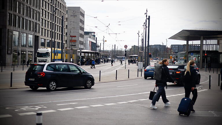 Ulm - Bahnhof - Haltestelle - Friedrich-Ebert-Straße - Verkehr.jpeg       -  Der Platz vor dem Ulmer Hauptbahnhof ist neu gestaltet worden. Autos müssen langsamer fahren, dafür ist mehr Platz für Fußgänger.