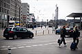 Ulm - Bahnhof - Haltestelle - Friedrich-Ebert-Straße - Verkehr.jpeg       -  Der Platz vor dem Ulmer Hauptbahnhof ist neu gestaltet worden. Autos müssen langsamer fahren, dafür ist mehr Platz für Fußgänger.