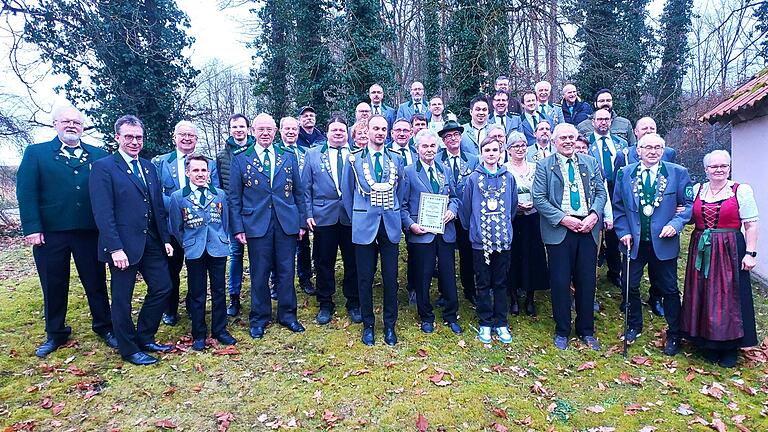 Im Bild: Gauschützenmeister Norbert Mahr, Bezirksschützenmeister Mathias Dörrie, Rundenwettkampfleiter Herbert Hobner, die Könige und Geehrten, Gausportleiterin Monika Ripperger.