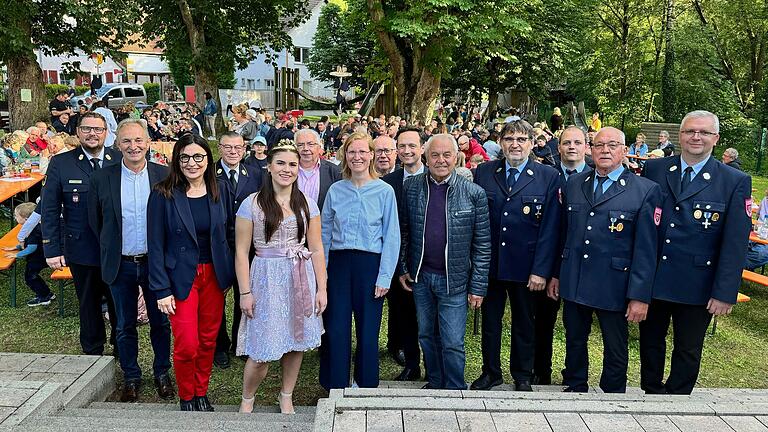 Ehrengäste und Verantwortliche freuten sich über das 150-jährige Bestehen der Freiwilligen Feuerwehr Zeilitzheim. Das aus diesem Anlass am Gänsewasen unter den Kastanien neben dem Feuerwehrgerätehaus veranstaltete Festwochenende mit zahlreichen Höhepunkten fand bei Besuchern aus Nah und Fern großen Anklang.