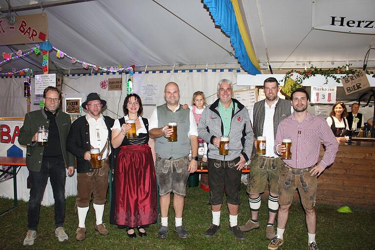 Am Samstagabend fand der offizielle Bieranstich zum 38. Brauhausfest in Oberstreu statt (von links): Xaver Weydringer (Geschäftsführer Rother Bräu), Bernd Beck, Sandra Schubert (Vorsitzende Musikkapelle Oberstreu), Bürgermeister Stefan Kießner, Holger Erhard, Patrick Storath und Julian Erhard (zweiter Vorsitzender).