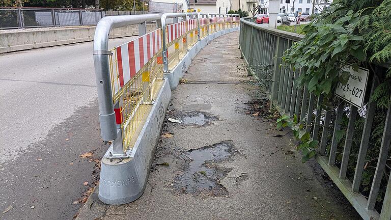 PXL_20241024_120641818.jpg       -  Die Brücke über die Schmutter in Fischach wird bis Mitte 2025 instand gesetzt. In dieser Zeit ist sie nur halbseitig befahrbar.