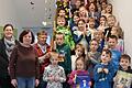 Das Foto zeigt die Schülerinnen und Schüler zusammen mit (vorne von links): Lehrerin Frau Melzer, Renate Zehnter, Gertrud Meister (Bücherei) und (oben von links): Lena Gegenwarth (Bücherei), Lehrerin Frau Weishaupt, Ulrich Bähr (Bücherei).