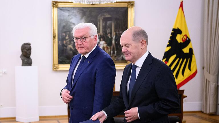 Vertrauensfrage - Bundeskanzler beim Bundespräsidenten       -  Jetzt muss nur noch der Bundespräsident der Neuwahl zustimmen.