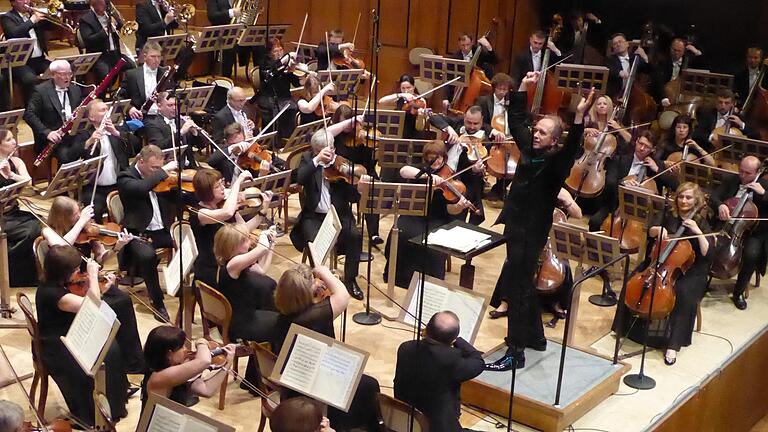 Wenn alles getan ist: Dmitry Liss und sein Ural Philharmonic Orchestra beenden Tschaikowskys 4. Sinfonie. Fotos: Thomas Ahnert       -  Wenn alles getan ist: Dmitry Liss und sein Ural Philharmonic Orchestra beenden Tschaikowskys 4. Sinfonie. Fotos: Thomas Ahnert