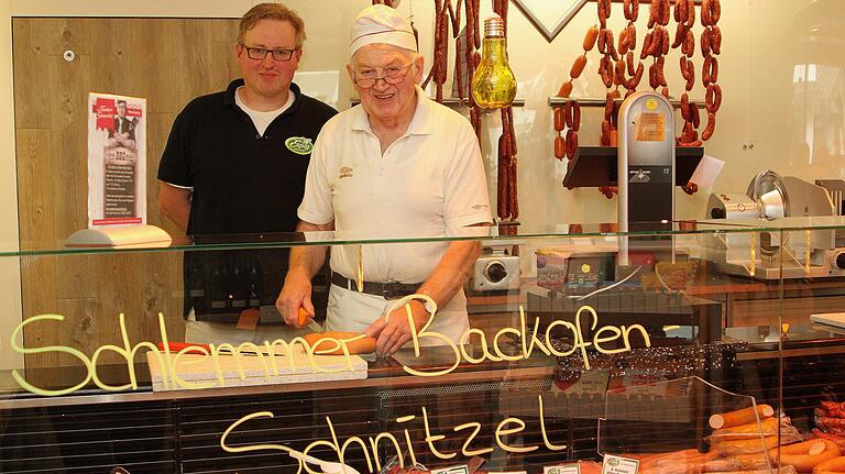 Metzgermeister und Koch Jürgen Espig (links) und Vater Horst begutachten gemeinsam die Auslagen in der Theke.