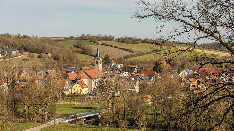 Der Kulturweg 'Bieberehrener Bilderbuch' bietet herrliche Ausblicke auf das Gollachtal.