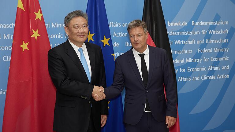 Habeck trifft chinesischen Handelsminister Wang Wentao       -  Wirtschaftsminister Robert Habeck (r) und der chinesische Handelsminister Wang Wentao in Berlin.