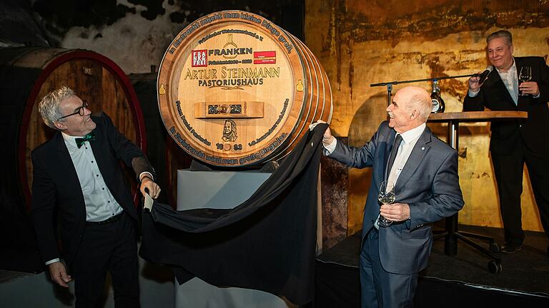 Anlässlich seines 70. Geburtstag bekam Weinbaupräsident Artur Steinmann (rechts) ein Stückfass im Staatlichen Hofkeller unter der Residenz gewidmet. Im Bild (von links) Vizepräsident Andreas Oehm, Artur Steinmann und der Leiter des Hofkellers Thilo Heuft.&nbsp;