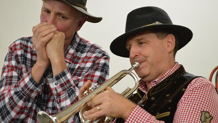 Beim Folk Club für Flüchtlinge in der Notunterkunft in Bad Kissingen herrschte ausgelassene Stimmung. Der Garitzer Gitarrist und Songwriter Dennis Dennehy hatte den Abend initiiert. Sinn und Zweck war es, musikalische Talente auf die Bühne zu locken.