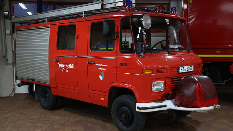Oldtimer mit Retro-Charme: Das Fahrzeug LF 8 von 1982 muss laut der Volkacher Feuerwehr bald ersetzt werden, da fehlende Teile kaum noch ersetzt werden können. Zudem besitzt das Löschgruppenfahrzeug weder Sicherheitsgurte noch Airbags. Oldtimer mit Retro-Charme: Das Fahrzeug LF 8 von 1982 muss laut der Volkacher Feuerwehr bald ersetzt werden, da fehlende Teile kaum noch ersetzt werden können. Zudem besitzt das Löschgruppenfahrzeug weder Sicherheitsgurte noch Airbags.