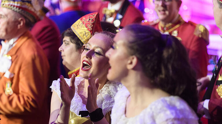 Galasitzung KaGe Elferrat       -  Zahlreiche Narren verfolgen am Samstag (01.02.20) die große Galasitzung der 1. KaGe Elferrat im Congress Centrum in Würzburg. Zu Gast sind prämierte Garden und Männertanzgruppen, verschiedene Büttenredner und die Bonner Stadtsoldaten aus dem Rheinland. Kurz vor Mitternacht verabschiedet der Elferrat den langjährigen Gesellschaftspräsidenten Reinhart Stumpf.