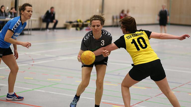 Einer der letzten Korbball-Auftritte vor gut einem Jahr: Der 7. Bundesliga-Spieltag im Februar 2020. Im Bild von links: Theresa Rumpel, Julia Fuchs (beide SV Schraudenbach) und Ettlebens Hannah Erhardt.