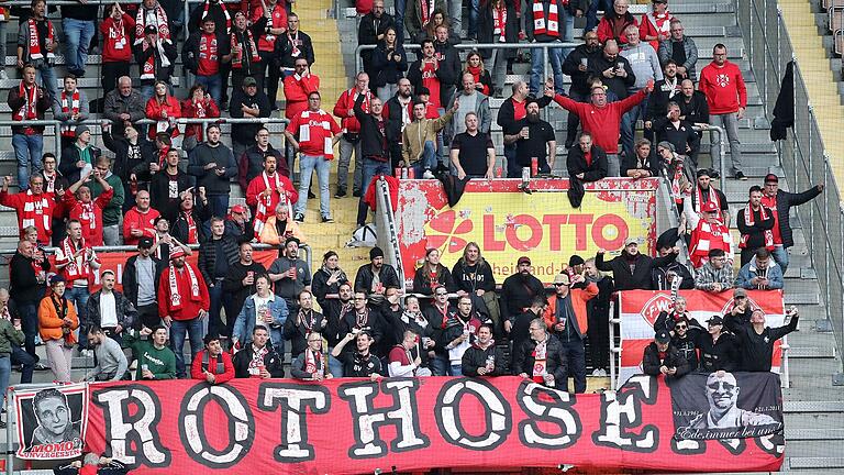 Fans der Würzburger Kickers dürfen am Samstag zum Heimspiel gegen Waldhof Mannheim keine ins Stadion. Anders sieht es dagegen bei den meisten anderen Drittligisten aus. Fans der Würzburger Kickers dürfen am Samstag zum Heimspiel gegen Waldhof Mannheim keine ins Stadion. Anders sieht es dagegen bei den meisten anderen Drittligisten aus.