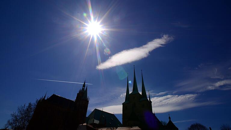 Die Sonne strahlt über dem Mariendom und der Severikirche in Erfurt.&nbsp;