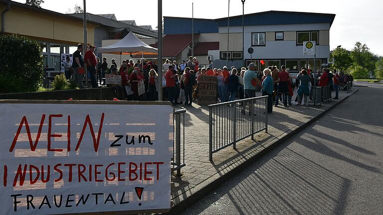 Weiter ungeklärt ist das geplante 21 Hektar große Industriegebiet Creglingen-Frauental an der bayerischen Grenze zu den Nachbargemeinden Aub und Simmershofen. Die Interessengemeinschaft 'Für unsere Region – gegen den Logistikstandort Frauental' formierte sich im vergangenen Jahr und ist vor allem gegen den hohen Flächenverbrauch. Weiter ungeklärt ist das geplante 21 Hektar große Industriegebiet Creglingen-Frauental an der bayerischen Grenze zu den Nachbargemeinden Aub und Simmershofen. Die Interessengemeinschaft 'Für unsere Region – gegen den Logistikstandort Frauental' formierte sich im vergangenen Jahr und ist vor allem gegen den hohen Flächenverbrauch.