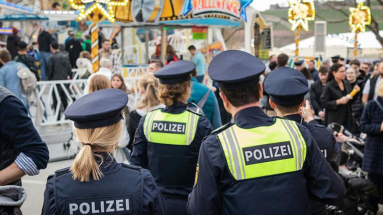 Beim Würzburger Frühjahrsvolksfest wurden am Freitag Polizisten verletzt, als die Situation bei einer Kontrolle eskalierte. (Archivbild) Beim Würzburger Frühjahrsvolksfest wurden am Freitag Polizisten verletzt, als die Situation bei einer Kontrolle eskalierte. (Archivbild)