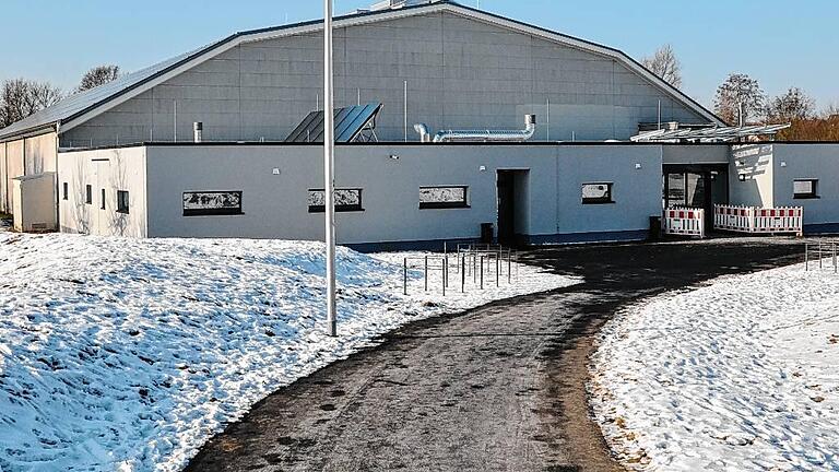 Die Anbaumaßnahmen an der Ballsporthalle sind weitgehend abgeschlossen. Im zweiten Bauabschnitt widmet man sich dem Brandschutz.